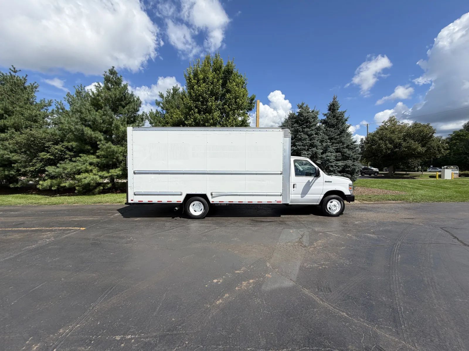 Used 2022 Ford E-350 - photo 1