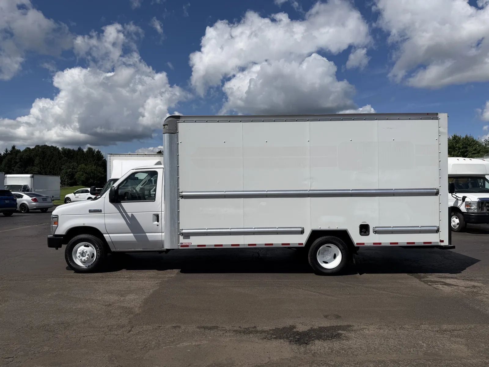 Used 2022 Ford E-350 - photo 2