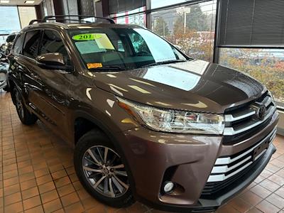 Used 2018 Toyota Highlander - photo 1