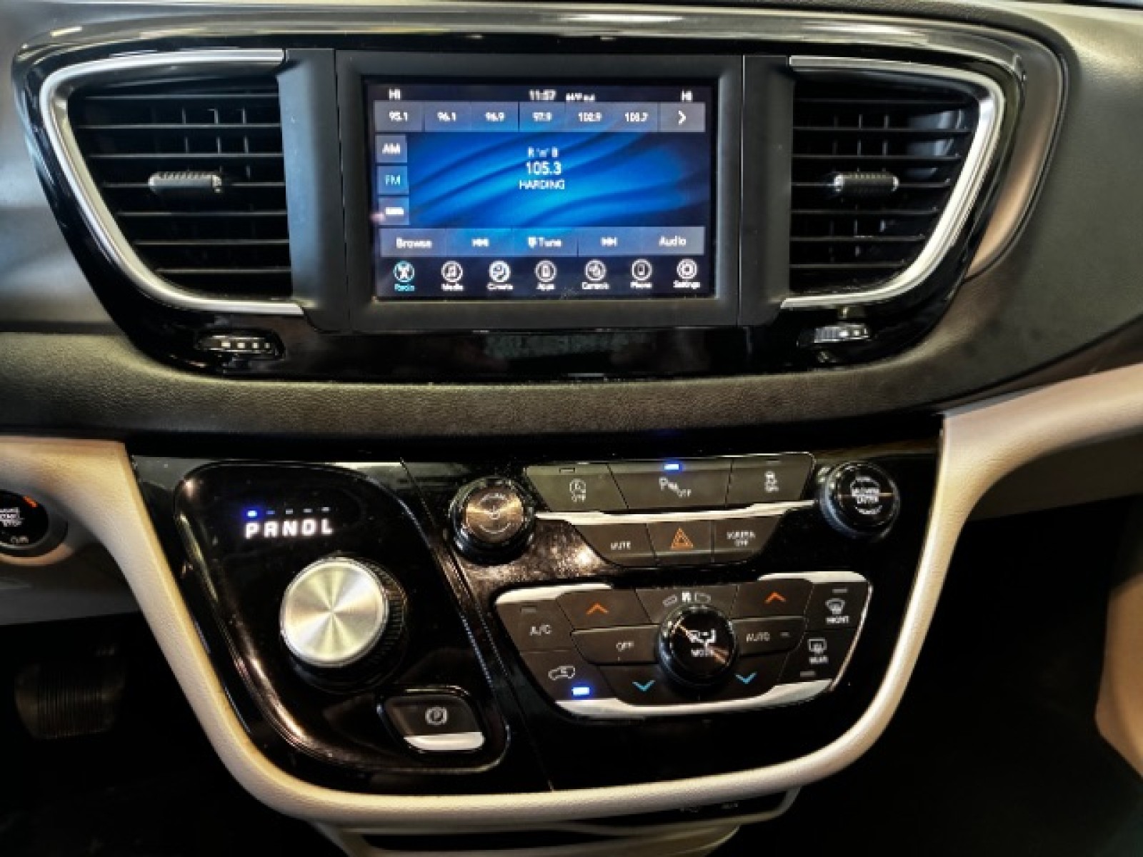 Used 2020 Chrysler Pacifica - photo 23