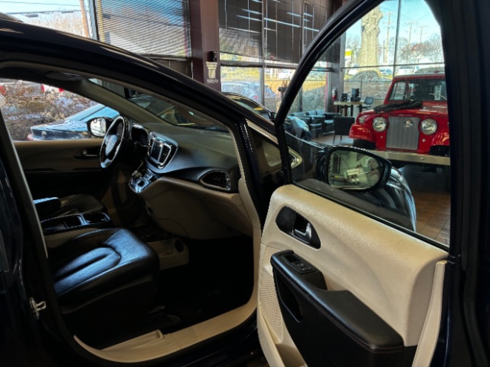 Used 2020 Chrysler Pacifica - photo 29
