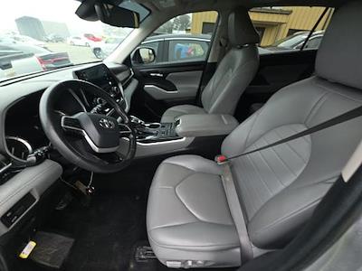 Used 2022 Toyota Highlander - photo 1