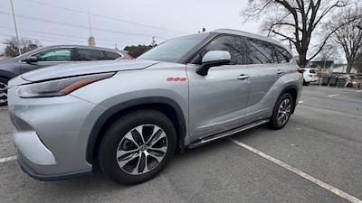 Used 2022 Toyota Highlander - photo 1