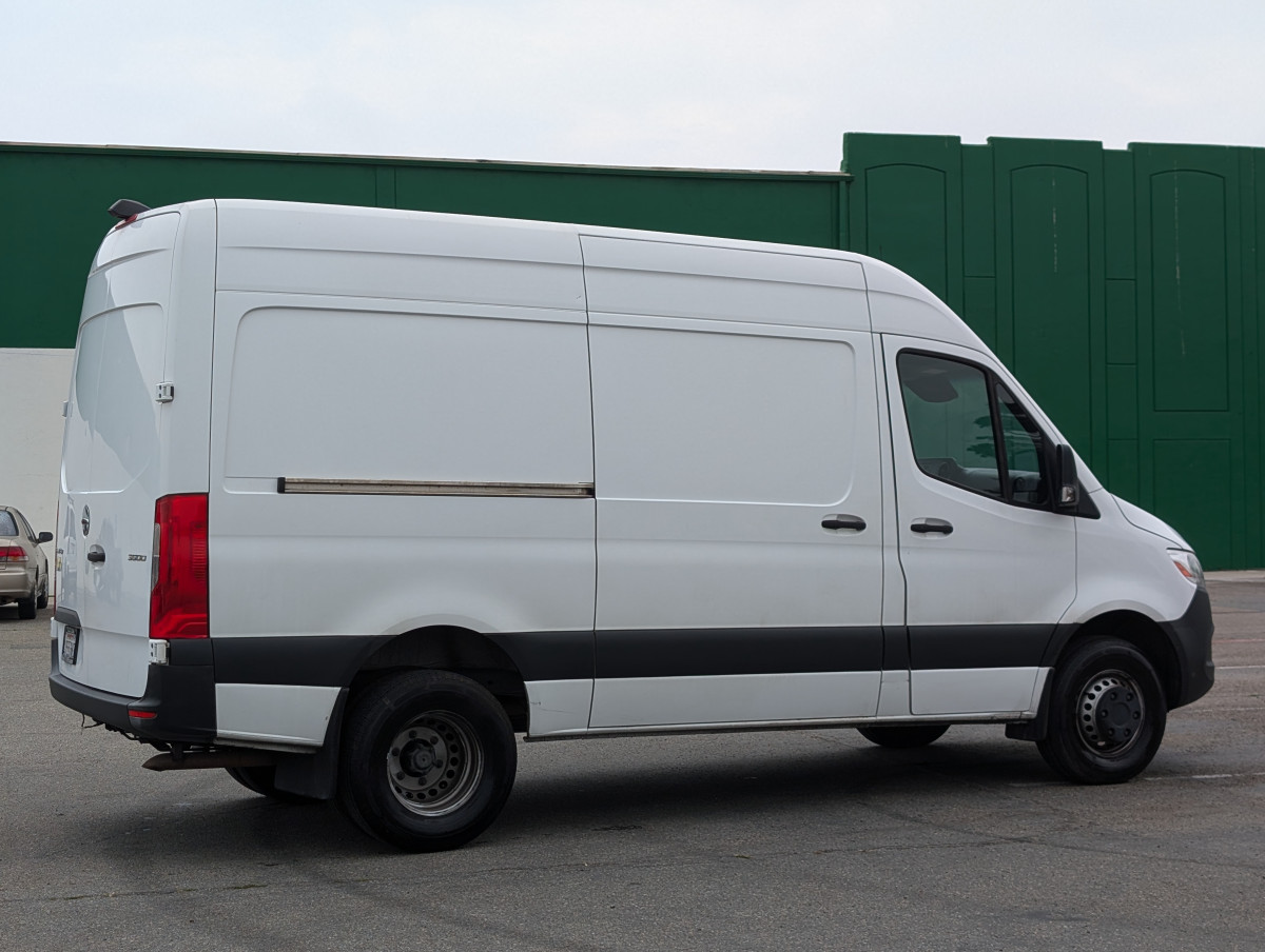 Used 2019 Freightliner Sprinter - photo 2