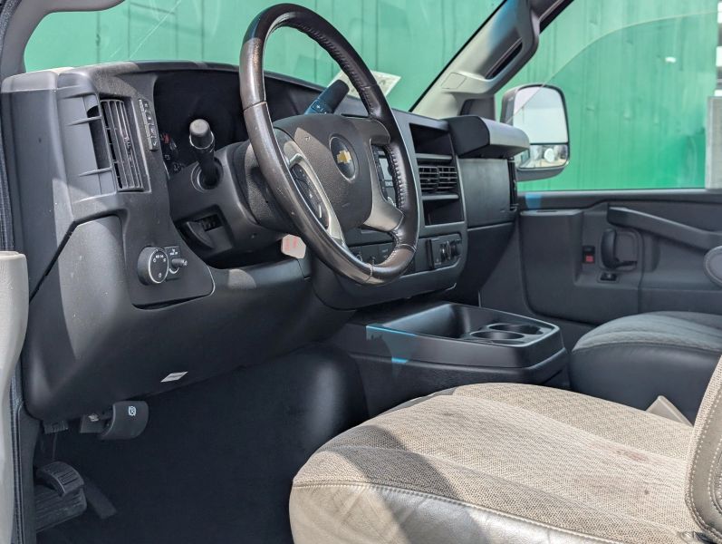 Used 2017 Chevrolet Express 3500 - photo 16