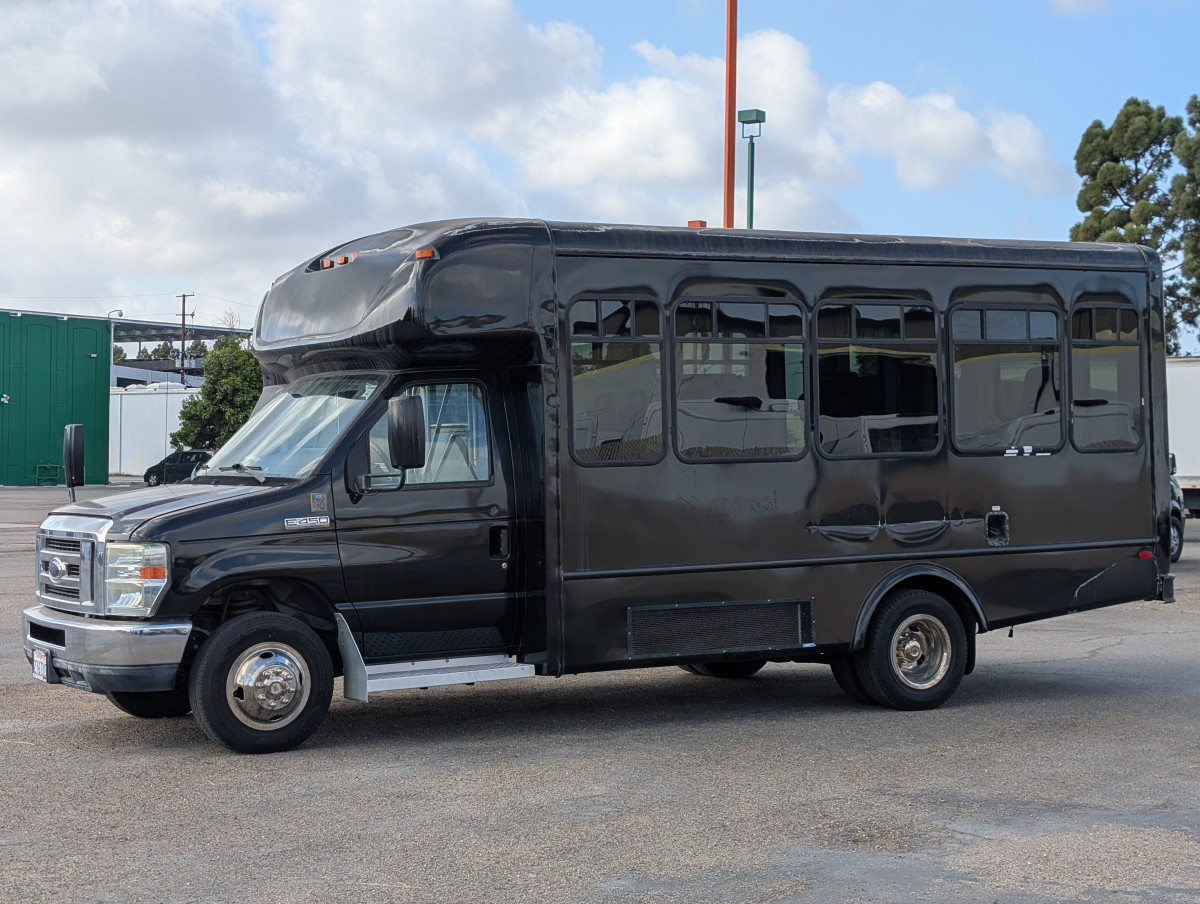 Used 2013 Ford E-450 Shuttle Bus - photo 1