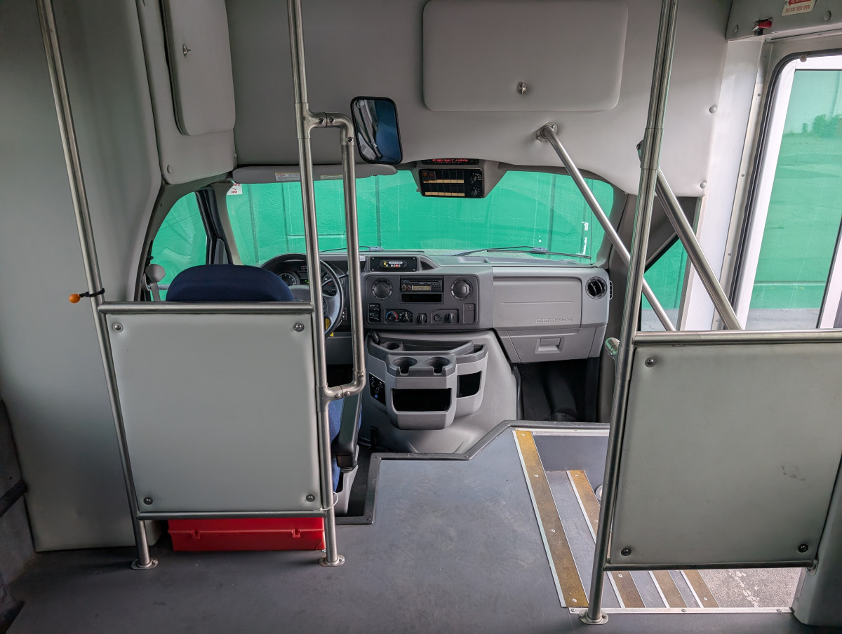 Used 2013 Ford E-450 - photo 21