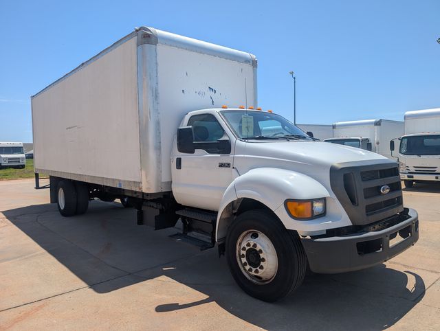 2013 Ford F-750 photo 2