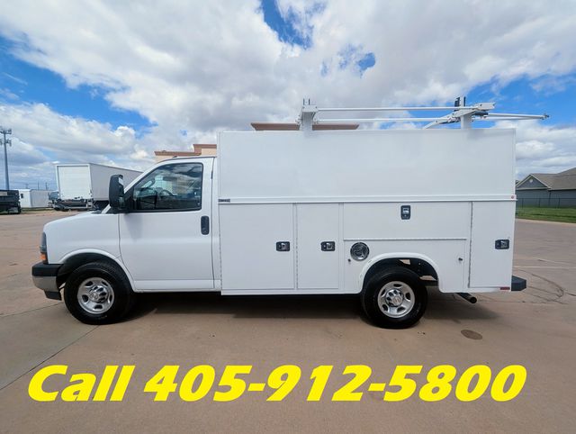 2022 Chevrolet Express 3500 photo 2