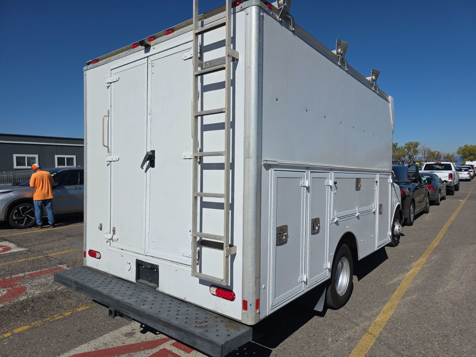 2016 Chevrolet Express 3500 Cutaway photo 2