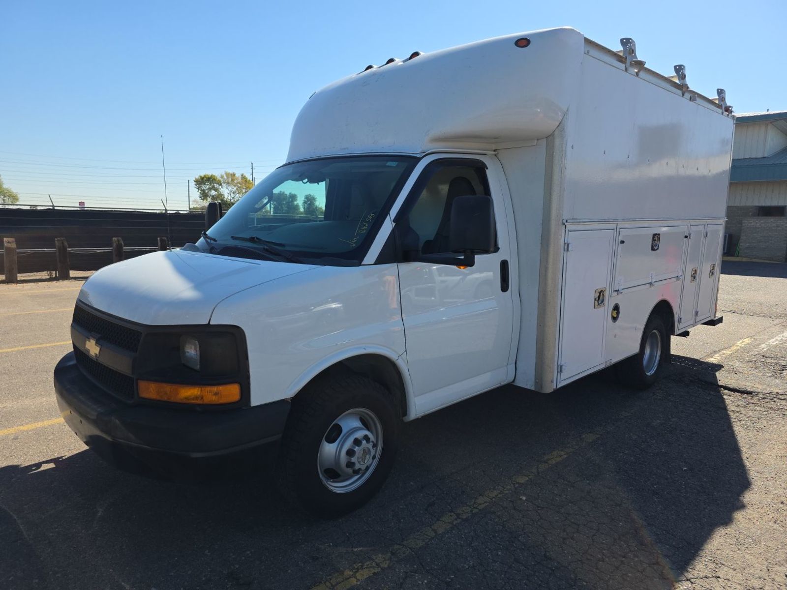 2016 Chevrolet Express 3500 Cutaway photo 3
