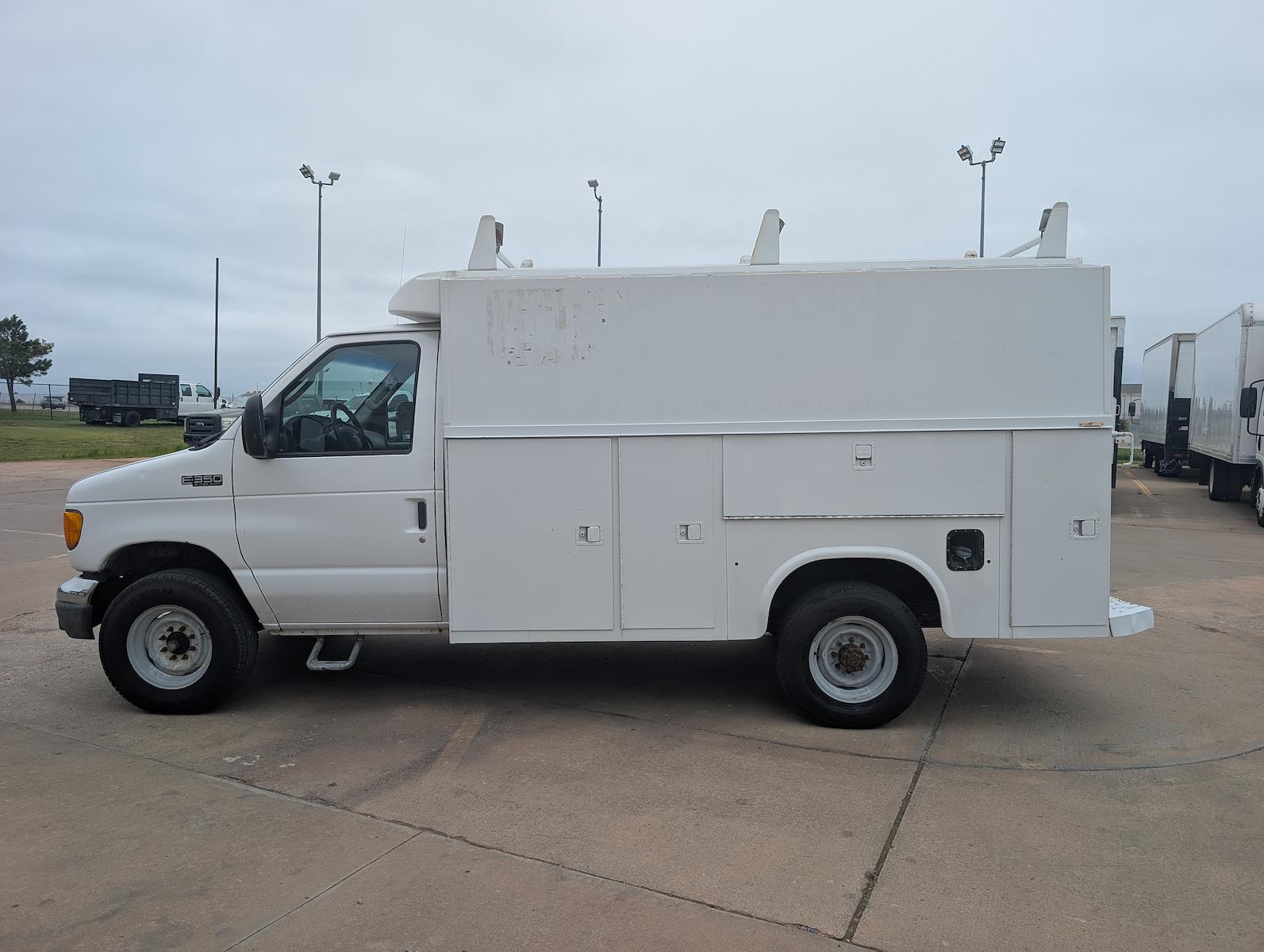 Used 2004 Ford E-350 - photo 1