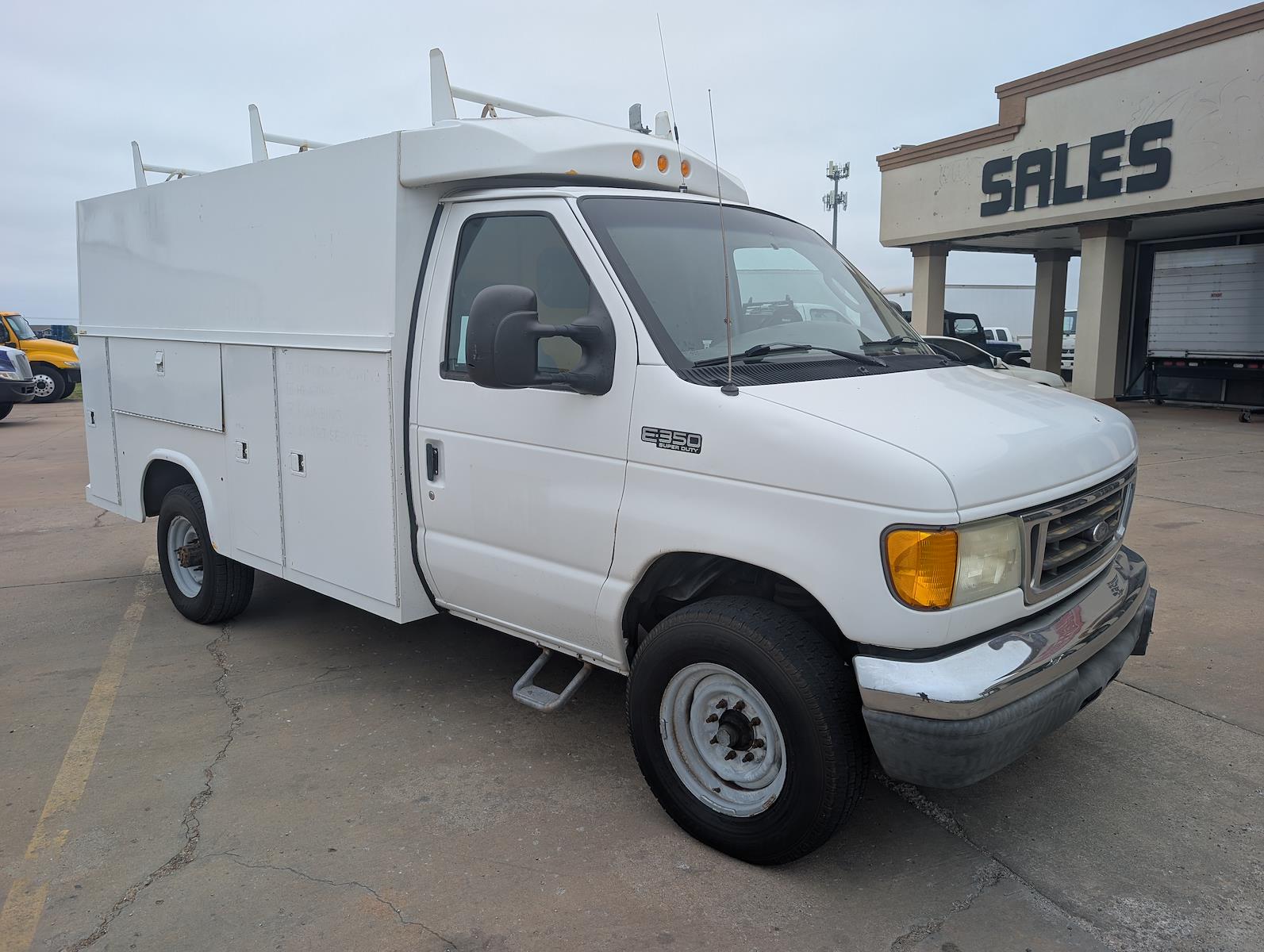Used 2004 Ford E-350 - photo 5