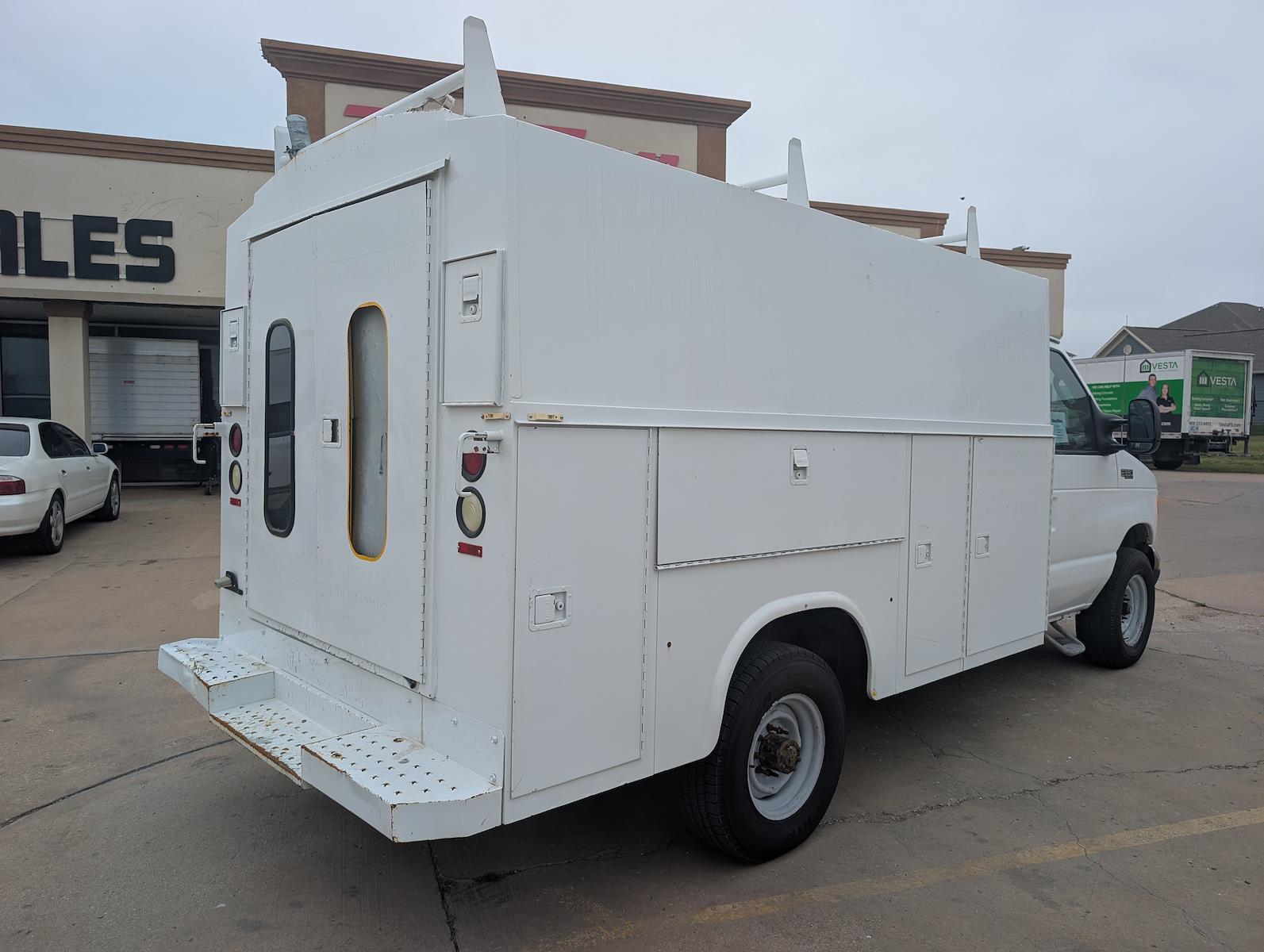 Used 2004 Ford E-350 - photo 6