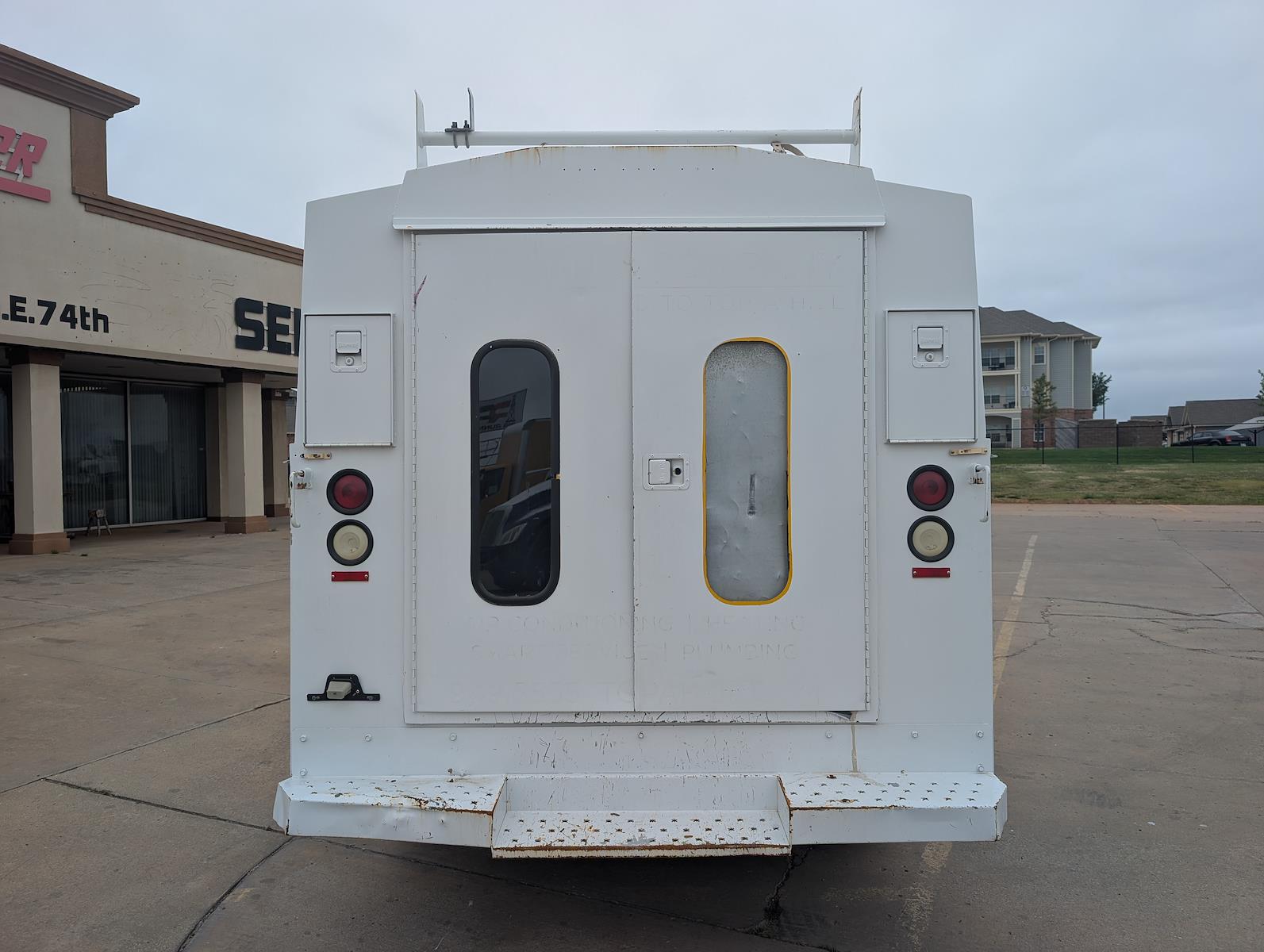 Used 2004 Ford E-350 - photo 10