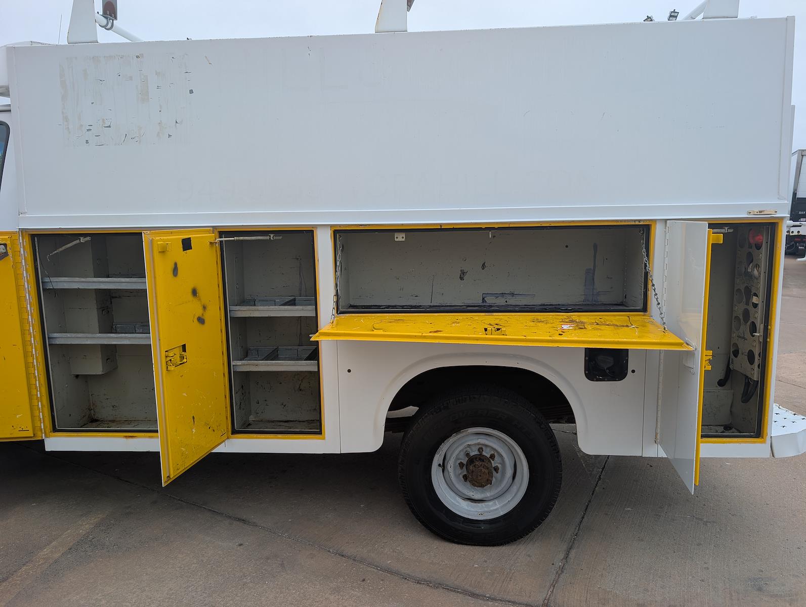 Used 2004 Ford E-350 - photo 11