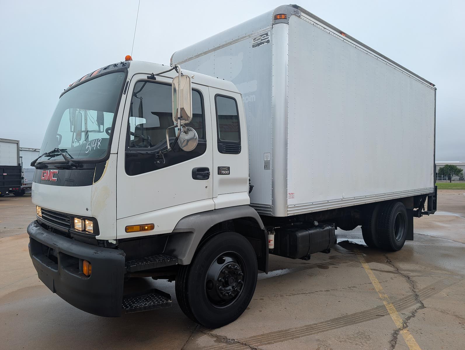 Used 2005 GMC T7500 - photo 2