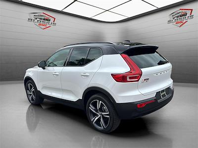 Used 2022 Volvo XC40 R-Design AWD SUV for sale #11372 - photo 2