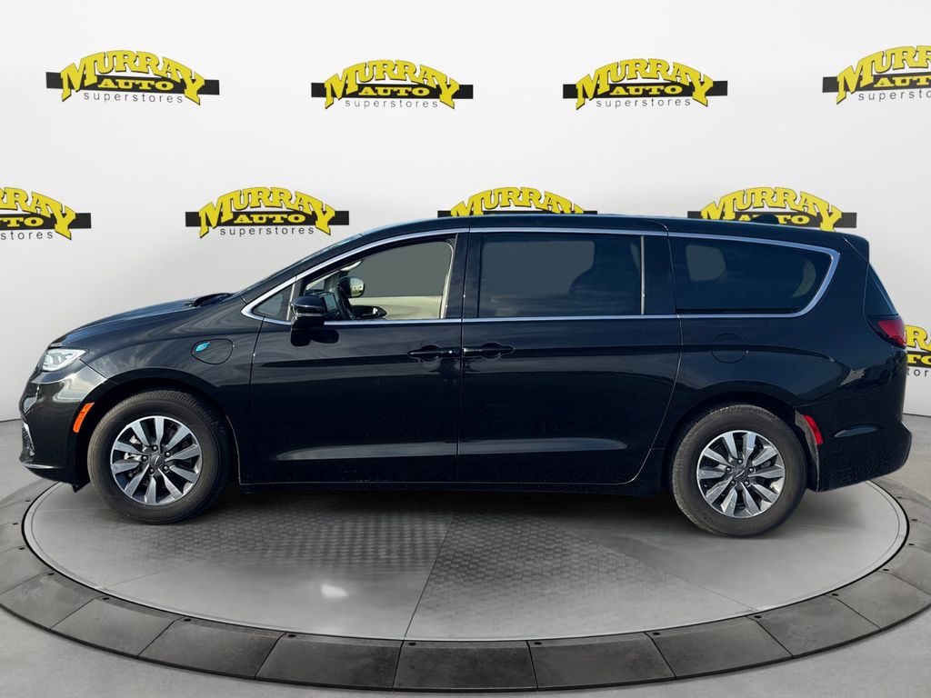 Used 2024 Chrysler Pacifica - photo 2