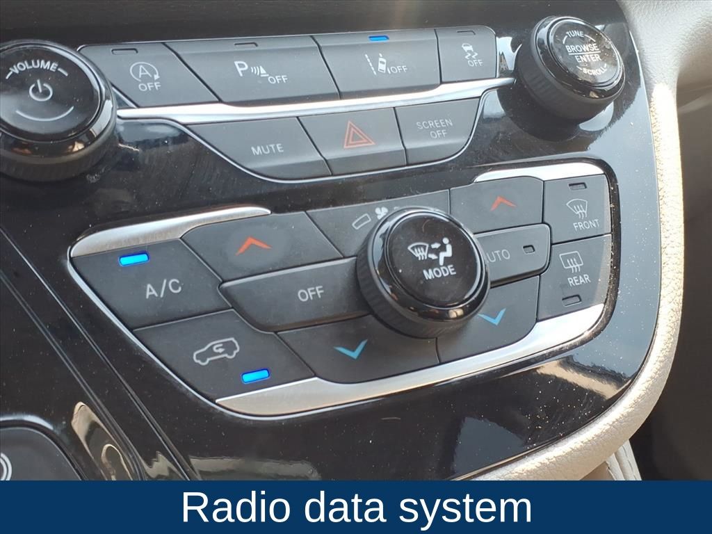 Used 2023 Chrysler Pacifica - photo 9