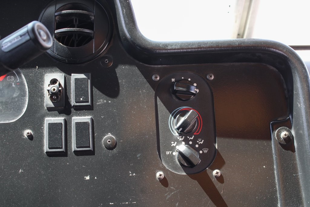 Used 2005 Ford E-450 - photo 25