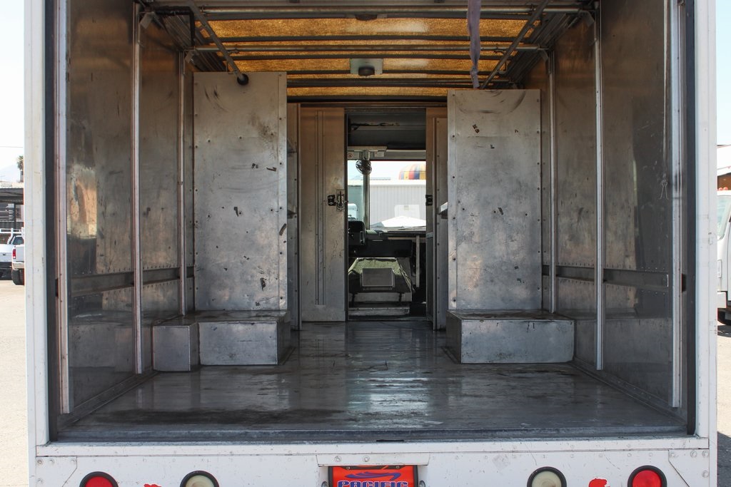 Used 2005 Ford E-450 - photo 11
