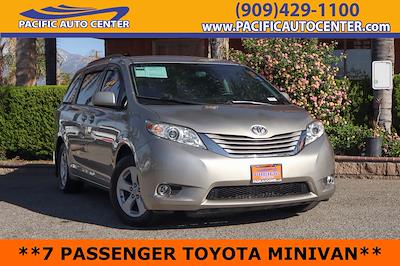 Used 2017 Toyota Sienna - photo 1
