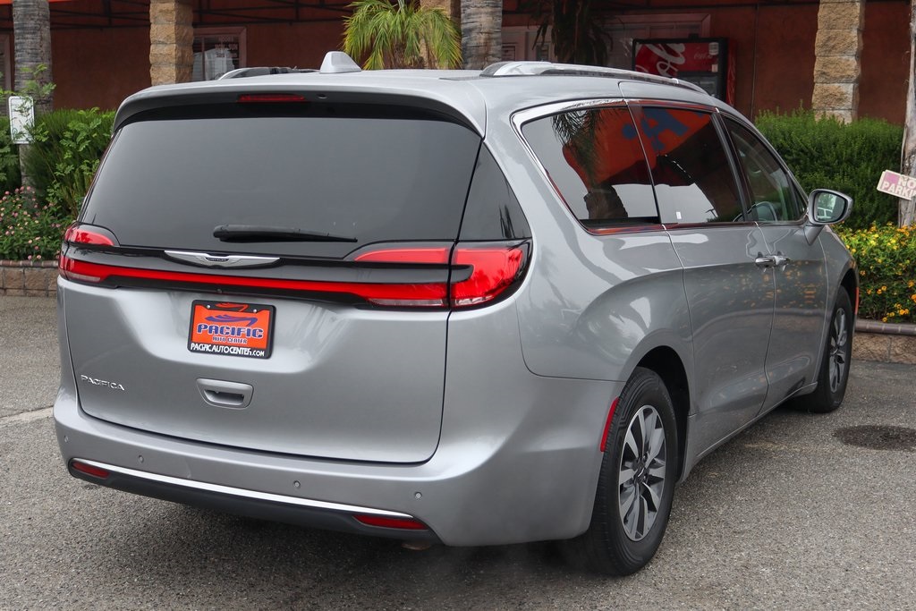 Used 2021 Chrysler Pacifica Touring L Minivan - photo 2