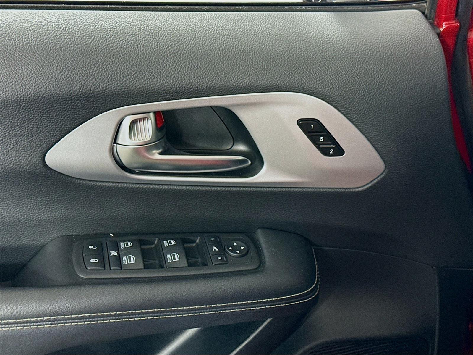Used 2025 Chrysler Pacifica - photo 14