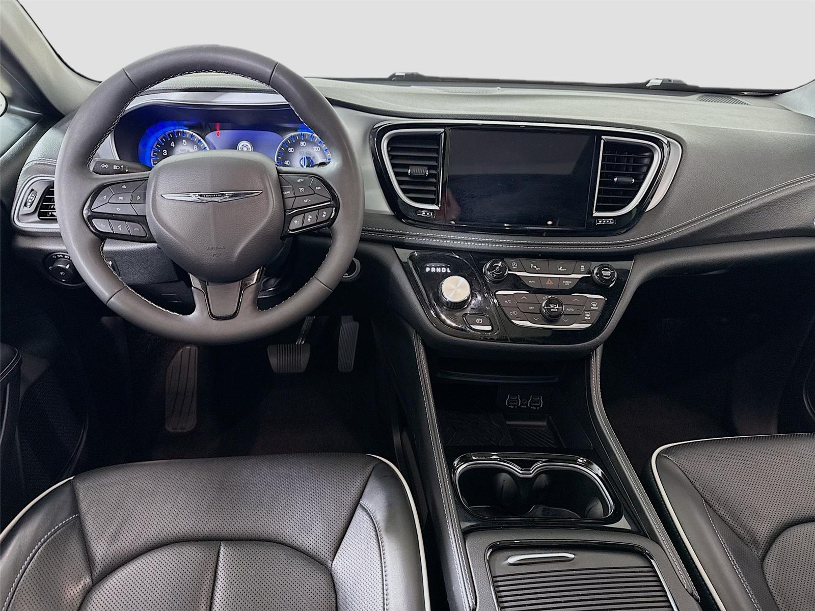 Used 2025 Chrysler Pacifica - photo 2