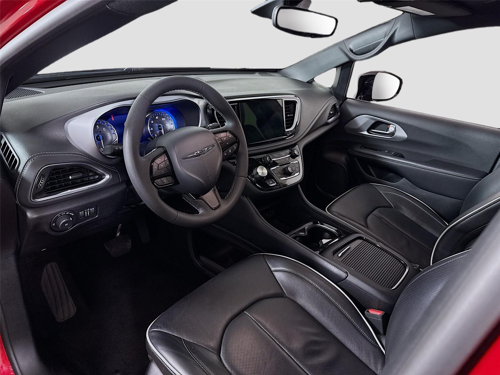 Used 2025 Chrysler Pacifica - photo 5