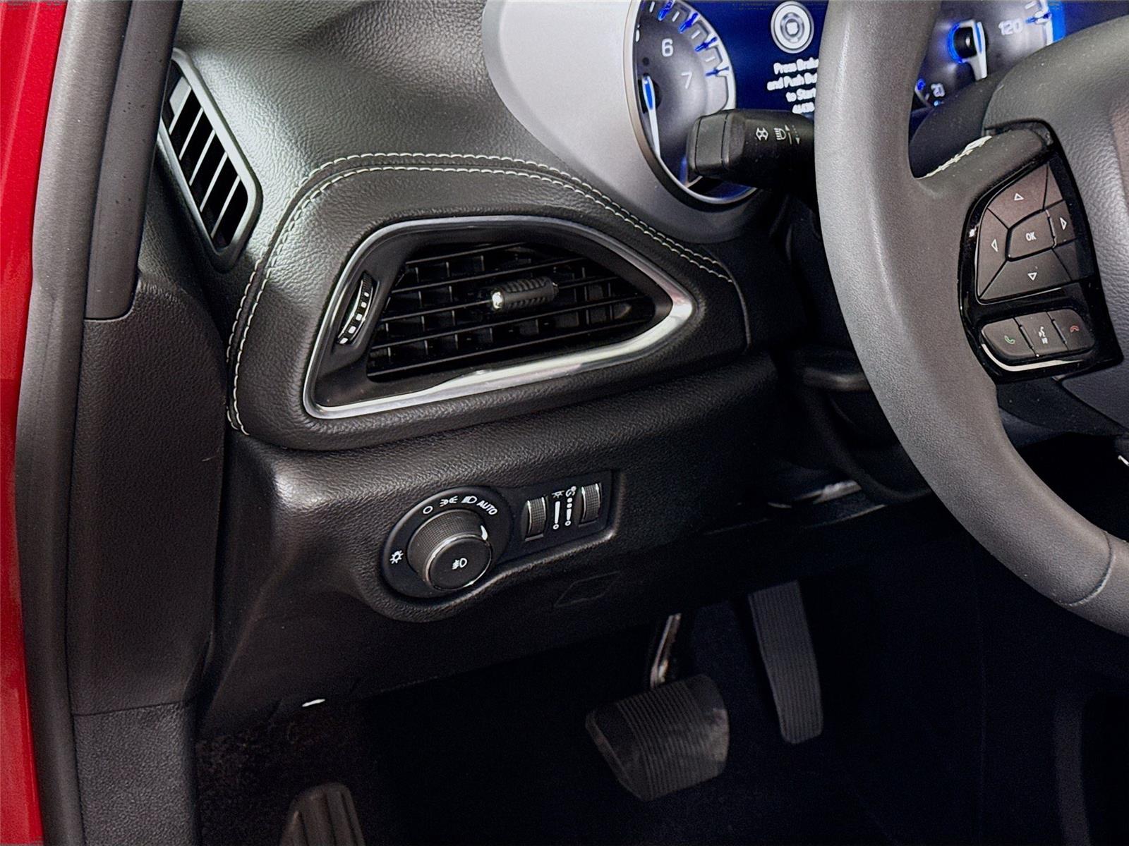 Used 2025 Chrysler Pacifica - photo 6