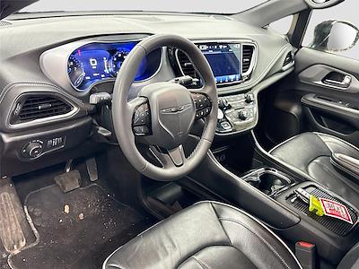 Used 2025 Chrysler Pacifica - photo 1