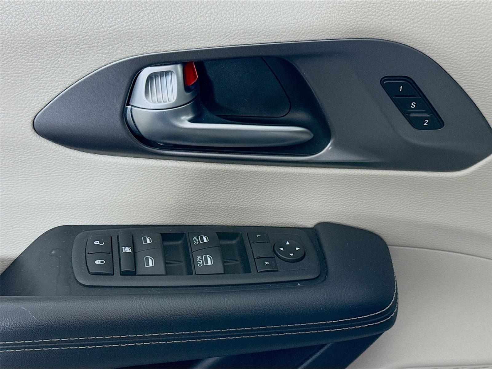 Used 2023 Chrysler Pacifica - photo 13