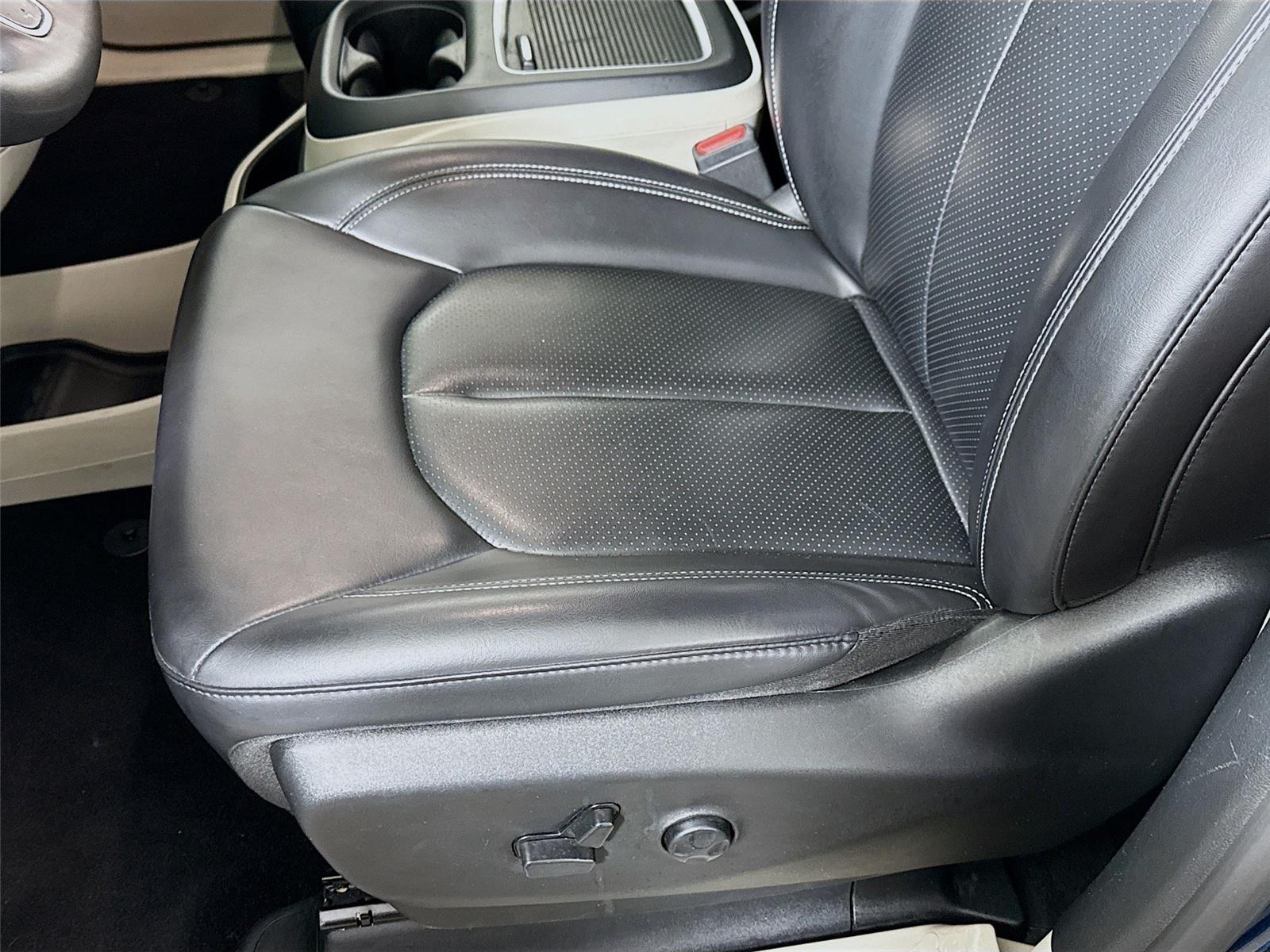Used 2023 Chrysler Pacifica - photo 14