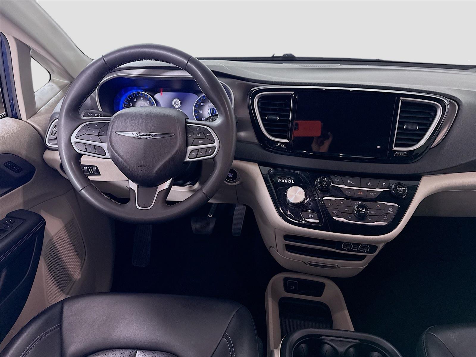 Used 2023 Chrysler Pacifica - photo 2
