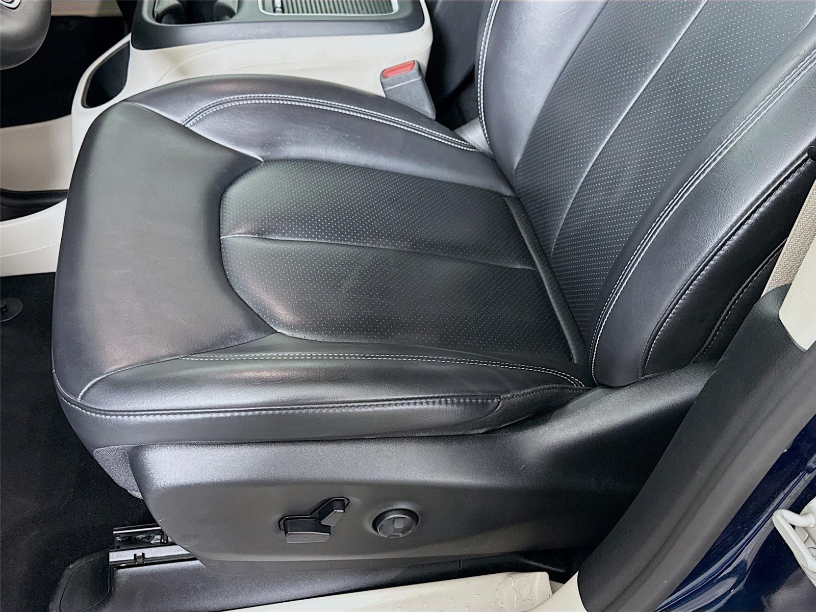 Used 2023 Chrysler Pacifica - photo 14