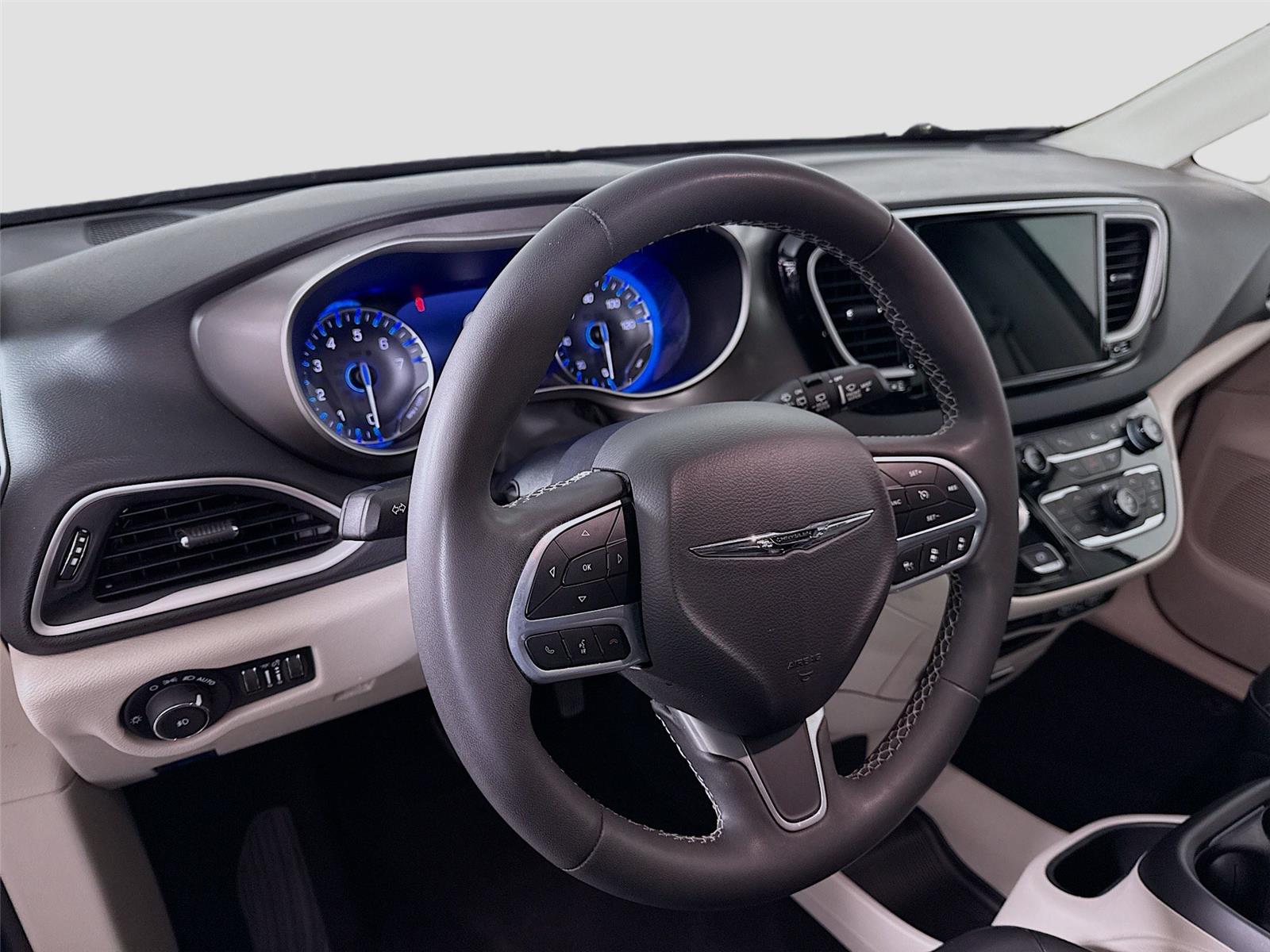 Used 2023 Chrysler Pacifica - photo 5