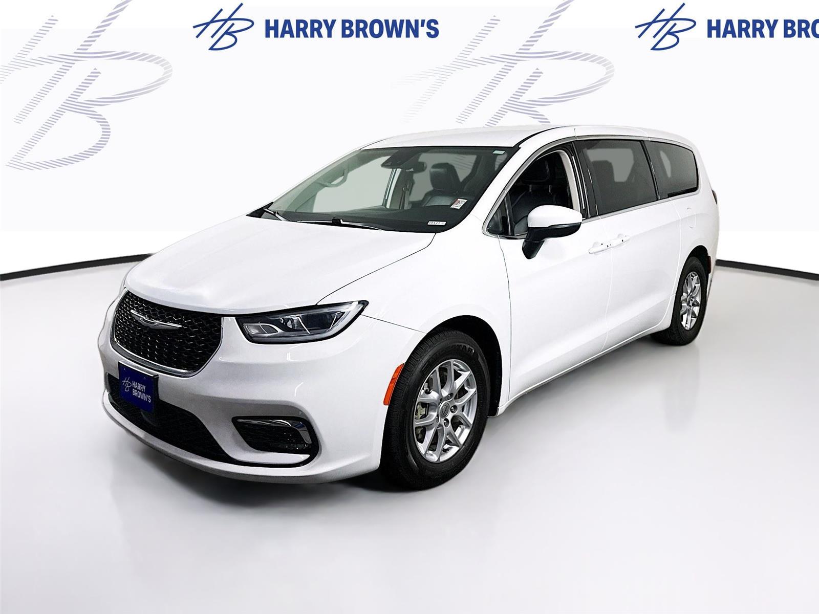 Used 2023 Chrysler Pacifica - photo 1