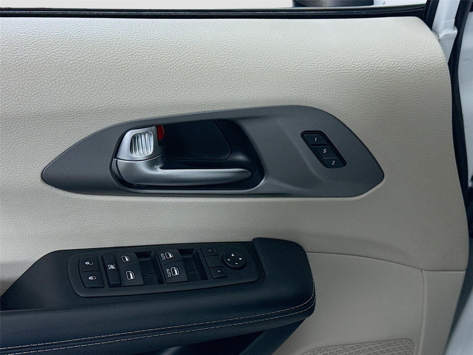 Used 2023 Chrysler Pacifica - photo 13