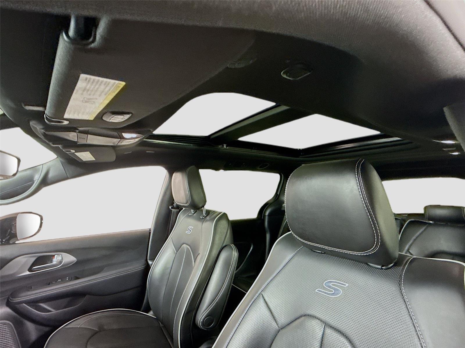 Used 2025 Chrysler Pacifica - photo 9