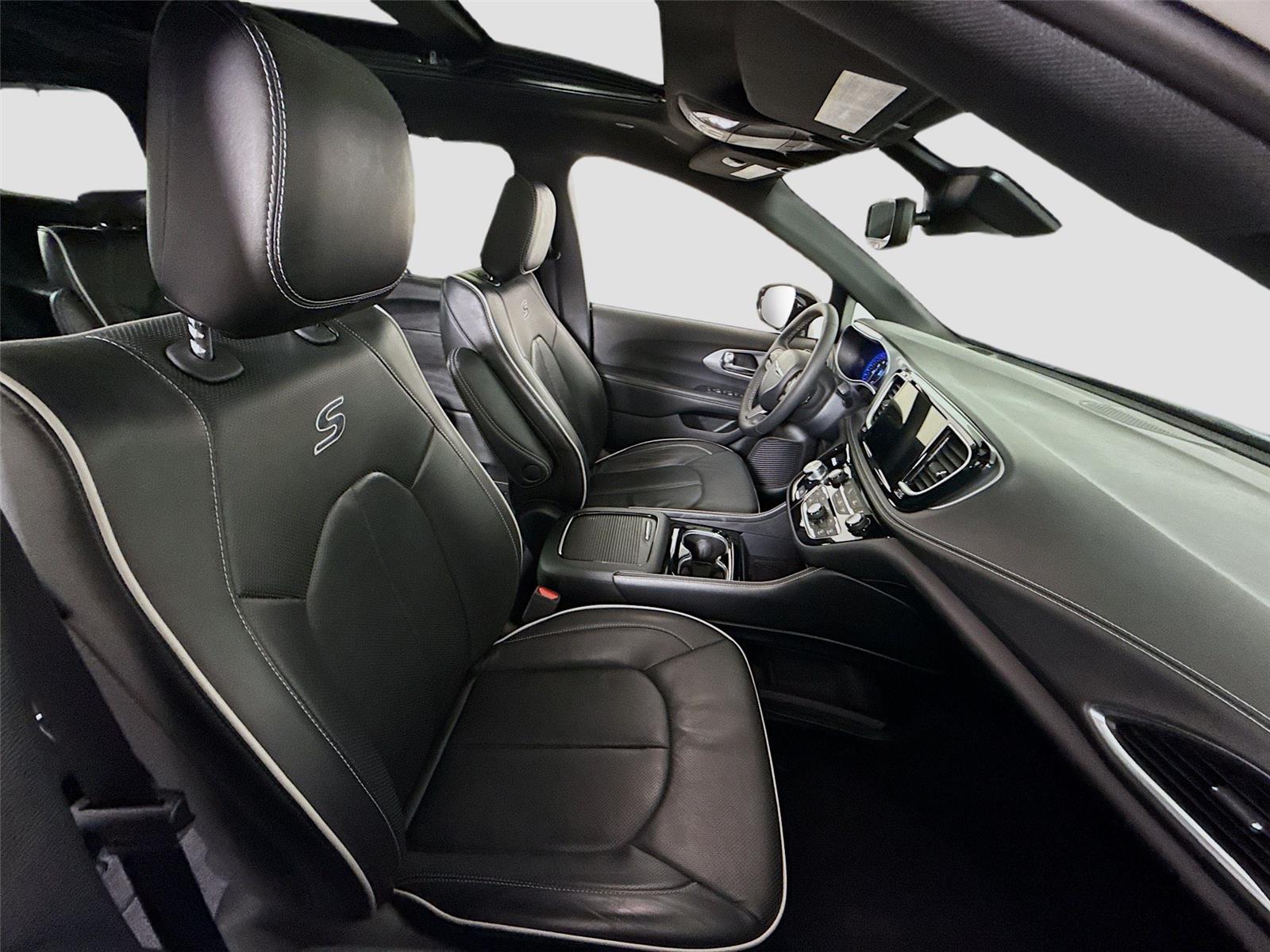 Used 2025 Chrysler Pacifica - photo 16