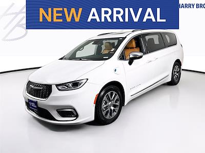 Used 2023 Chrysler Pacifica - photo 1