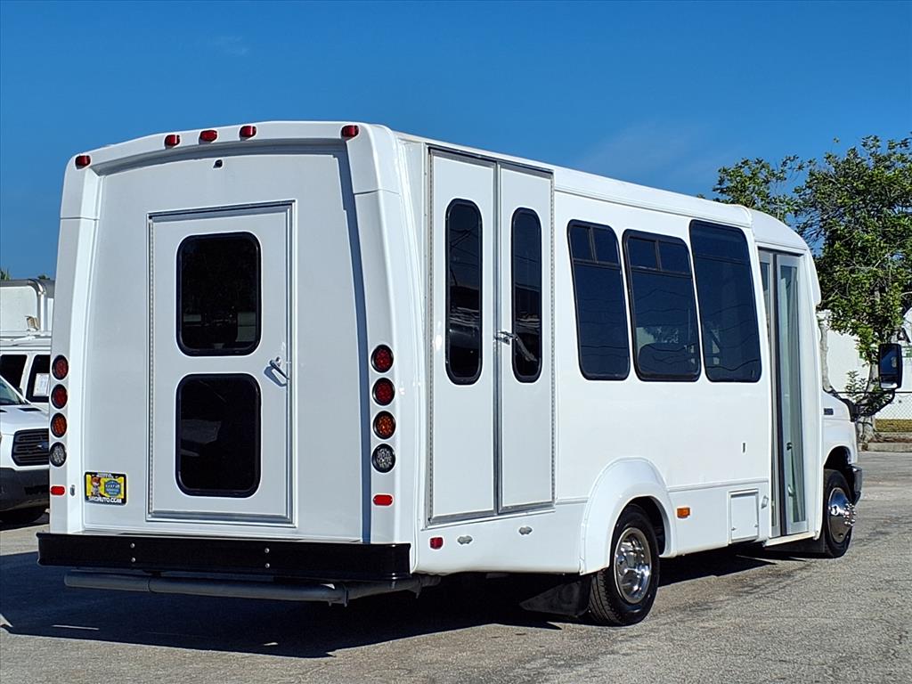 Used 2021 Ford E-450 - photo 2