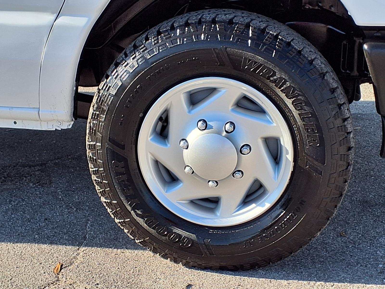 Used 2013 Ford E-350 - photo 33