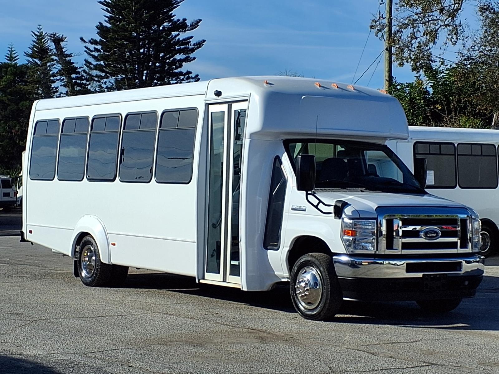 Used 2022 Ford E-450 - photo 1