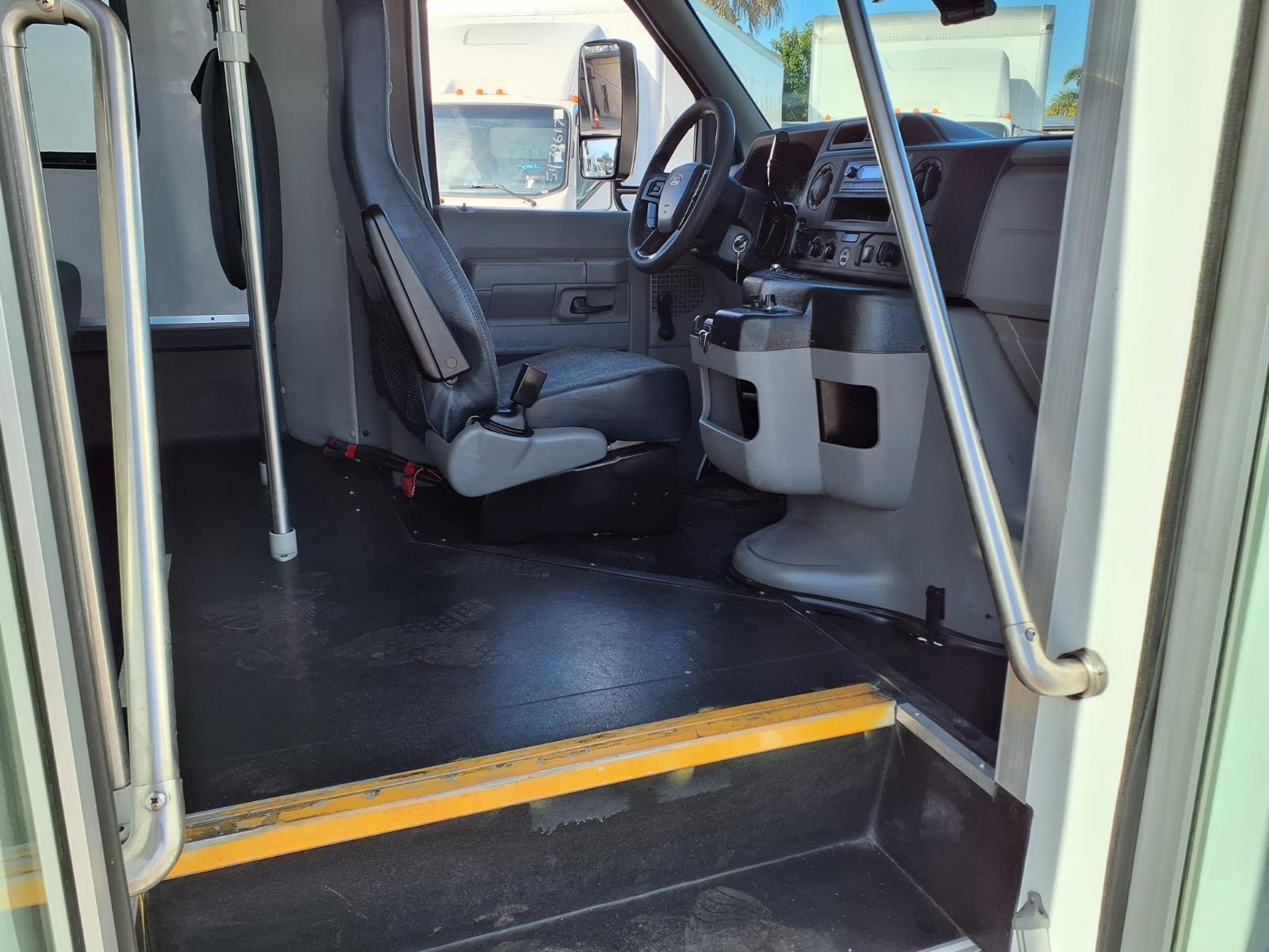 Used 2022 Ford E-450 - photo 12