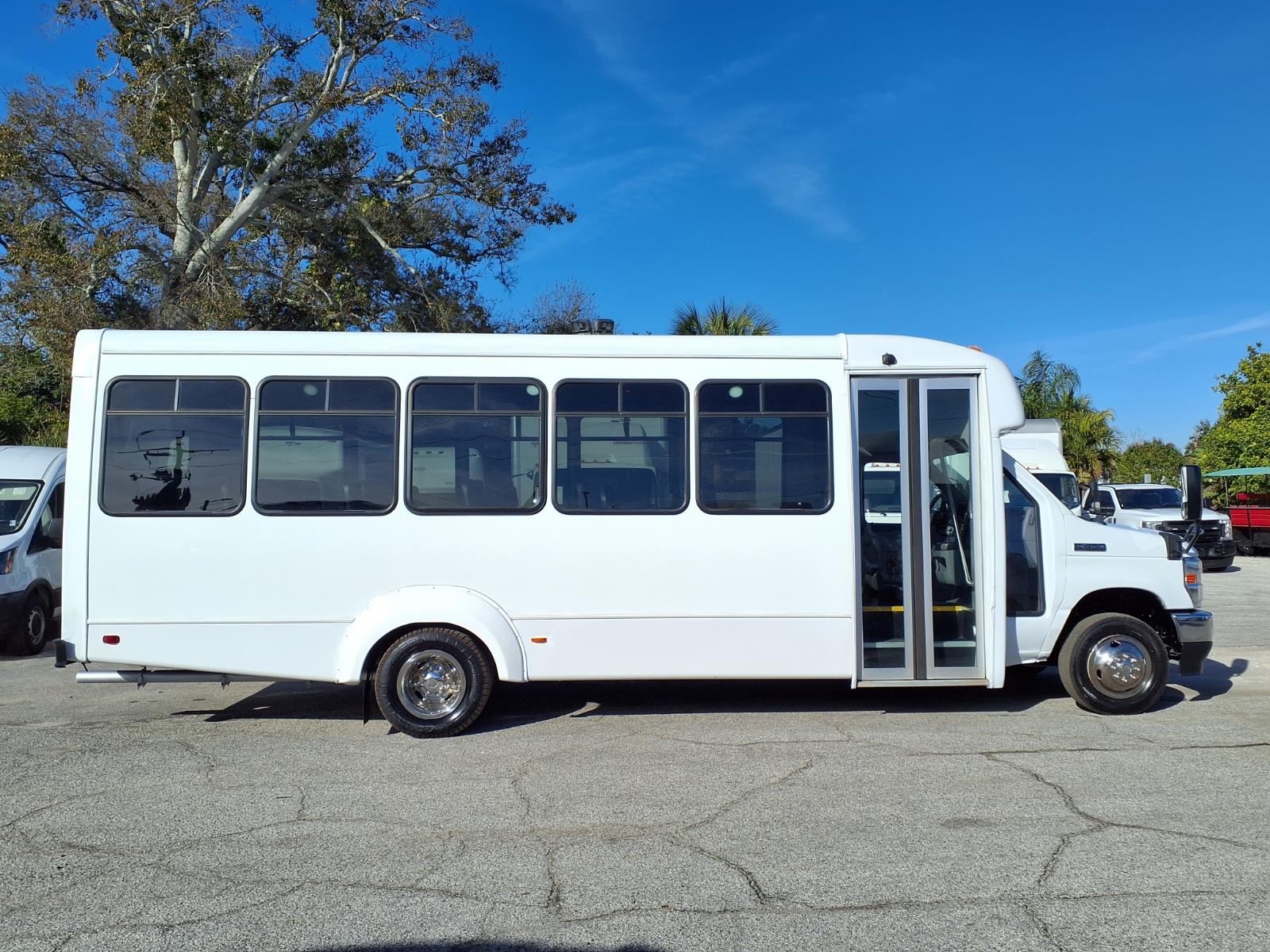 Used 2022 Ford E-450 - photo 6