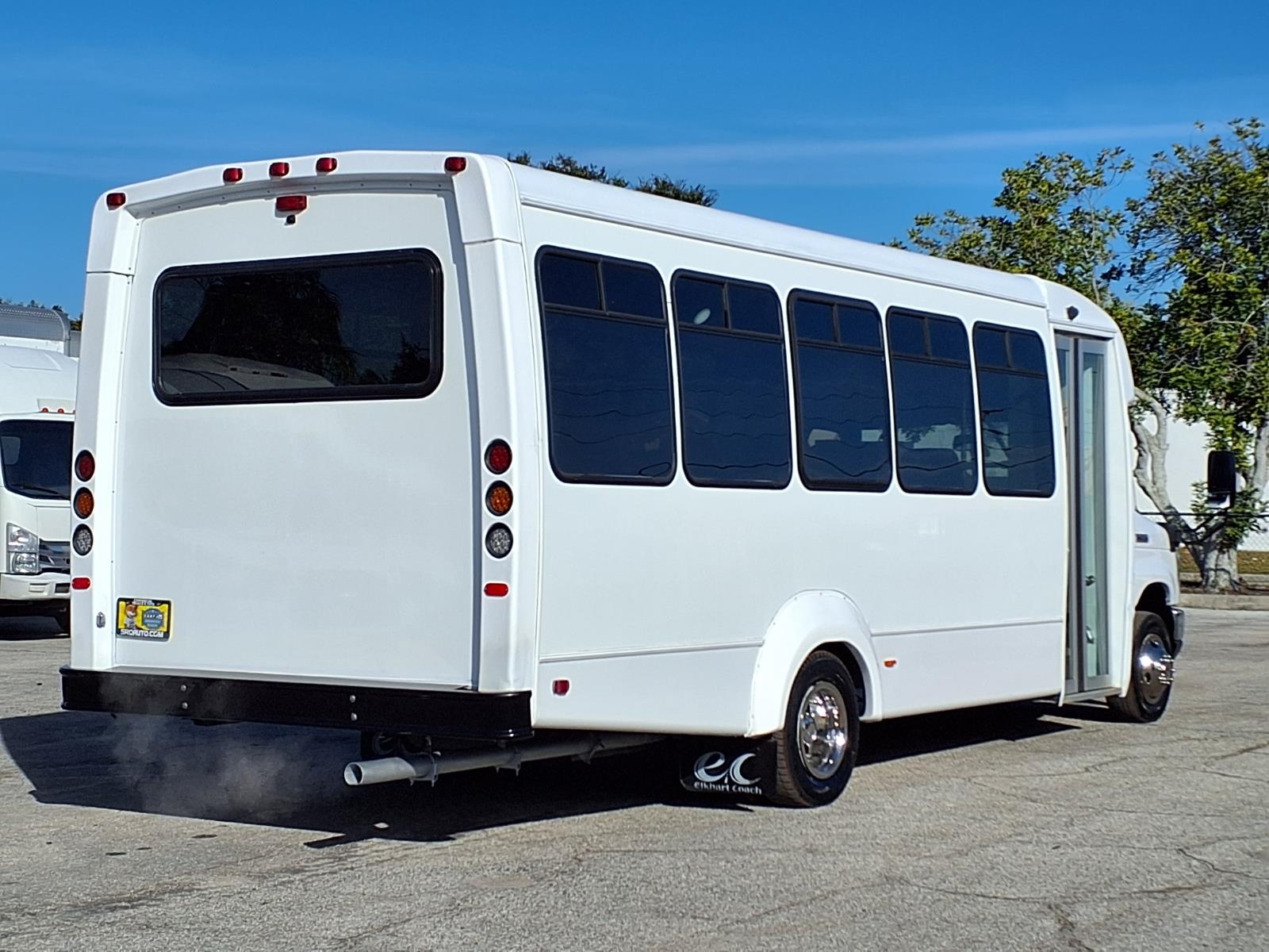 Used 2022 Ford E-450 - photo 2