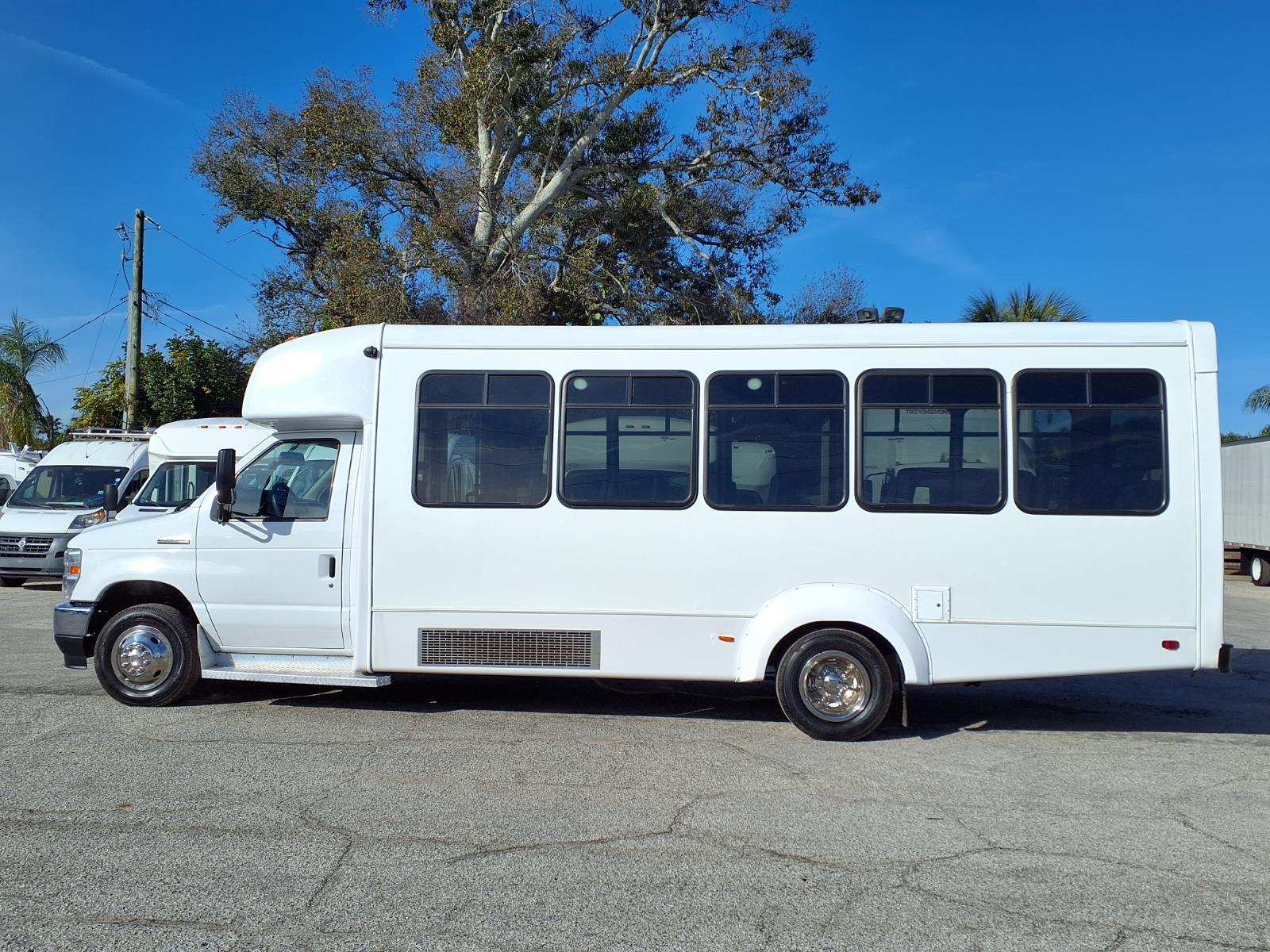 Used 2022 Ford E-450 - photo 9
